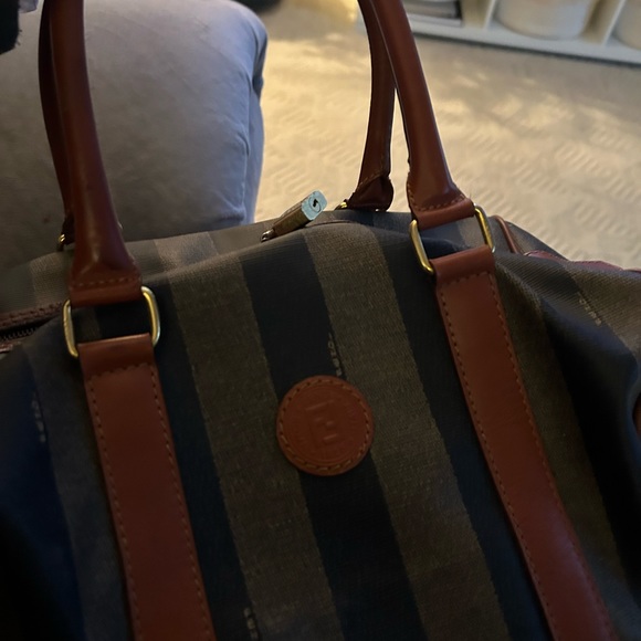 Vintage Fendi authentic purse. Very good condition slightly worn on bottom - Picture 6 of 8